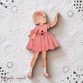 ピンクのドレスの女の子 フランス 製 木製ボタン アトリエ ボヌール ドゥ ジュール