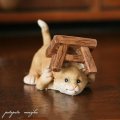 椅子の下に隠れる猫 置物 オブジェ ネコ ねこ キャット