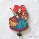 ハンジ HANSI アルザス  赤いリボンの女の子 お買い物 フランス 製 木製ボタン アトリエ ボヌール ドゥ ジュール