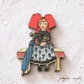 ハンジ HANSI アルザス  ベンチに座る赤いリボンの女の子 フランス 製 木製ボタン アトリエ ボヌール ドゥ ジュール