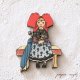 ハンジ HANSI アルザス  ベンチに座る赤いリボンの女の子 フランス 製 木製ボタン アトリエ ボヌール ドゥ ジュール