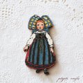 ハンジ HANSI アルザス  ブルーxイエローチェックリボンの女の子 フランス 製 木製ボタン アトリエ ボヌール ドゥ ジュール