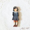 制服の黒髪の女の子 フランス 製 木製ボタン アトリエ ボヌール ドゥ ジュール 女の子