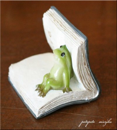 画像2: 本の中に座る カエル 置物  オブジェ