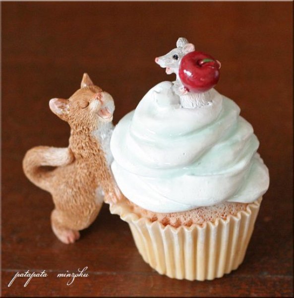 画像1: カップケーキ と 猫 と ねずみ  置物 オブジェ ネコ ねこ ねずみ キャット (1)