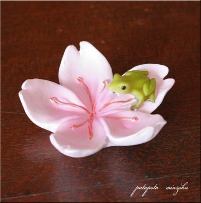 画像1: 桜 の 花びらに乗る カエル 置物  オブジェ さくら サクラ
