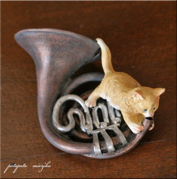 画像1: ホルンを吹く猫  置物 オブジェ ネコ ねこ キャット 楽器 ホルン (1)