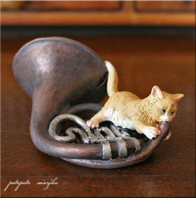 画像2: ホルンを吹く猫  置物 オブジェ ネコ ねこ キャット 楽器 ホルン