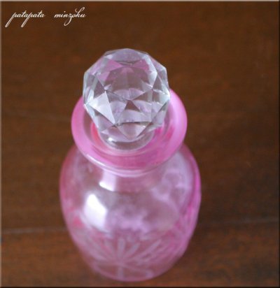 画像1: ガラス の 香水瓶 エルサスタンド ピンク アンティーク調 小瓶
