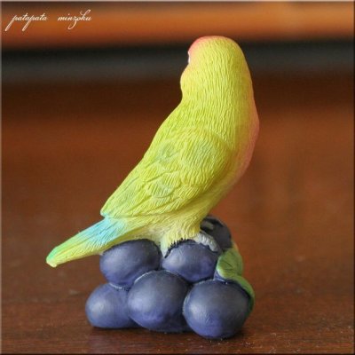 画像2: コザクラインコとブドウ ダイカイ オブジェ インコとフルーツシリーズ 置物 鳥 小鳥 インコ 雑貨