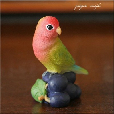画像1: コザクラインコとブドウ ダイカイ オブジェ インコとフルーツシリーズ 置物 鳥 小鳥 インコ 雑貨