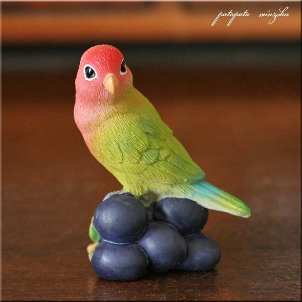 画像1: コザクラインコとブドウ ダイカイ オブジェ インコとフルーツシリーズ 置物 鳥 小鳥 インコ 雑貨 (1)