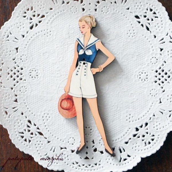 画像1: ショートパンツの女性 フランス 製 木製ボタン アトリエ ボヌール ドゥ ジュール (1)
