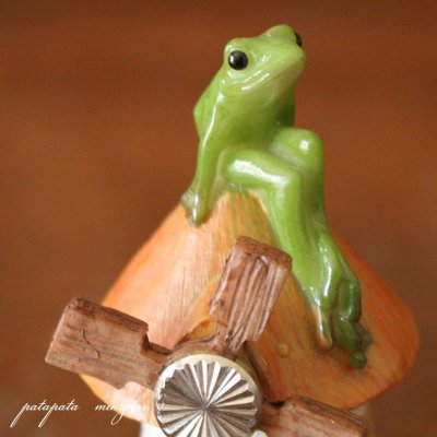 画像3: 風車小屋 に乗る カエル 置物  オブジェ 