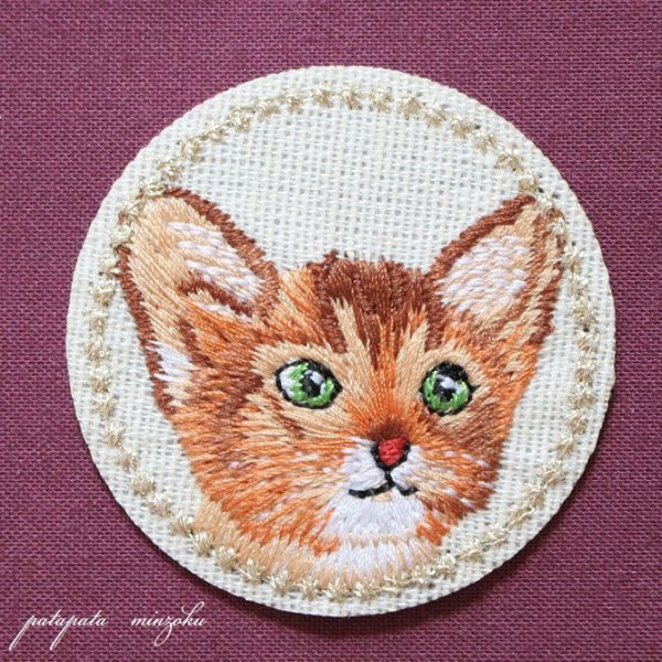 画像1: アビシニアン 刺繍 アイロン ワッペン 丸バッジ アップリケ 猫 子猫 (1)