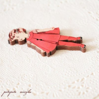画像1: 赤いドレスの女の子 フランス 製 木製ボタン アトリエ ボヌール ドゥ ジュール