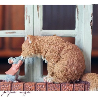 画像1: 窓際で口づけをする猫とねずみ 置物 オブジェ ネコ ねこ キャット