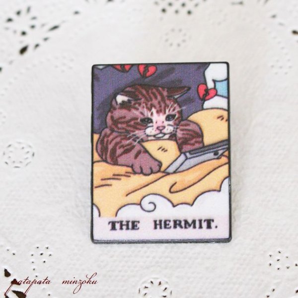 画像1: 猫のピンバッジ タロットカード THE HERMIT 隠者 猫 バッジ ネコ 猫 雑貨 ピンズ ブローチ (1)