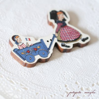 画像1: ハンジ HANSI アルザス  ローリー （荷車）をひく女の子 フランス 製 木製ボタン アトリエ ボヌール ドゥ ジュール
