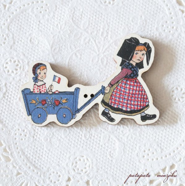 画像1: ハンジ HANSI アルザス  ローリー （荷車）をひく女の子 フランス 製 木製ボタン アトリエ ボヌール ドゥ ジュール (1)