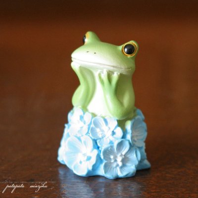 画像1: Copeau コポー ネモフィラ畑のカエル  置物 ダイカイ オブジェ カエル ネモフィラ 花