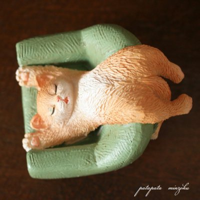 画像1: ソファ だらだらチェアキャット グリーン  猫  プティフレンズ ダイカイ ミニチュア 置物 オブジェ ネコ ねこ ネコ 