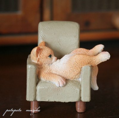画像1: ソファ だらだらチェアキャット ベージュ 猫  プティフレンズ ダイカイ ミニチュア 置物 オブジェ ネコ ねこ ネコ 