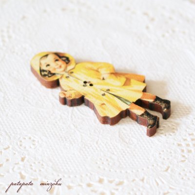 画像1: 黄色のレインコートの女の子 フランス 製 木製ボタン アトリエ ボヌール ドゥ ジュール 女の子